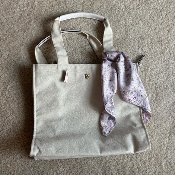Victoria Secret White Floral Square Bag, New with Tags - Picture 1 of 9